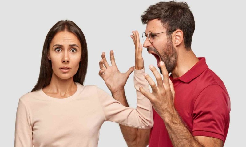 Toxic Relationship: पार्टनर के साथ आपका ऐसा बर्ताव करता है टॉक्सिक रिलेशनशिप की और संकेत