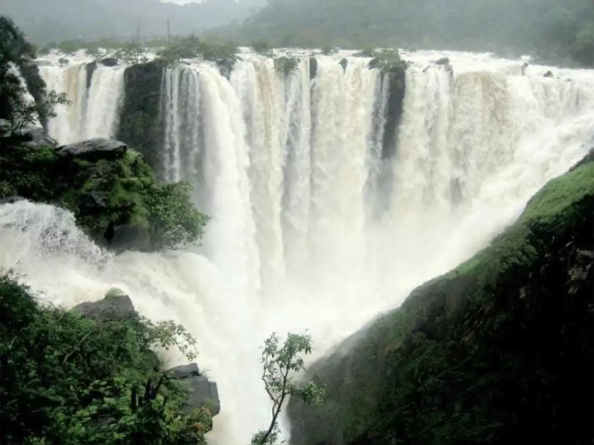 Waterfalls in India: मानसून के मौसम में इन झरनों पर जरूर करे विजिट, बारिश लगती है इनकी खूबसूरती में चार चांद