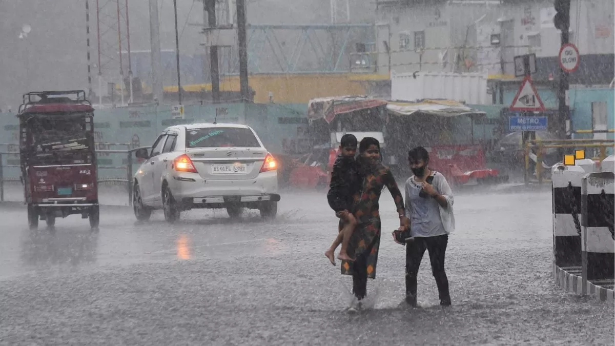 Tamil Nadu Rains: भारी बारिश के चलते तमिलनाडु सरकार ने स्कूल-कॉलेज किये बंद; जारी की नई हेल्पलाइन